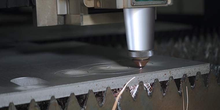 Wie kann der Verarbeitungseffekt der Faserlaser-Schneidemaschine verbessert werden? 